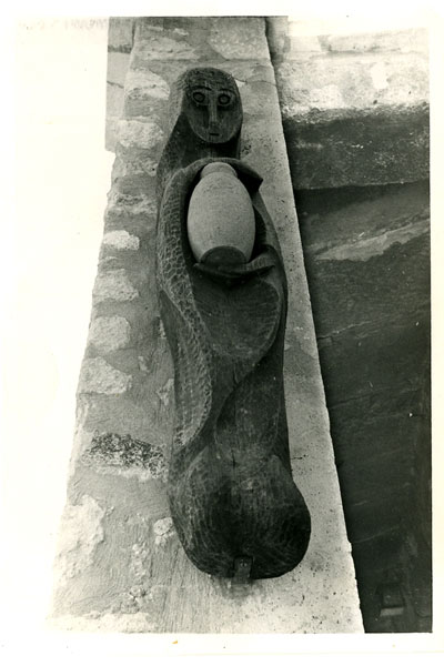 Statue of Marc Hénard at the entry of the potter's gallery at Villneuve